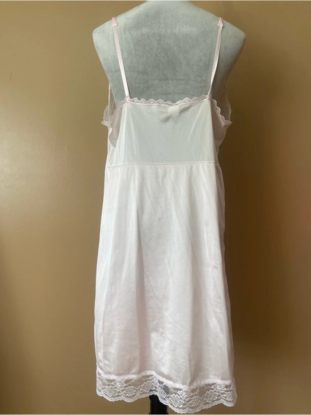 Vintage 1960-1970s Delicate Lace-Trim nightgown in Soft Pink size large (40) - Picture 5 of 7